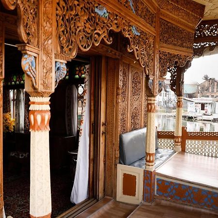 Hotel Oyo New Lucifer House Boat Srīnagar Exterior foto